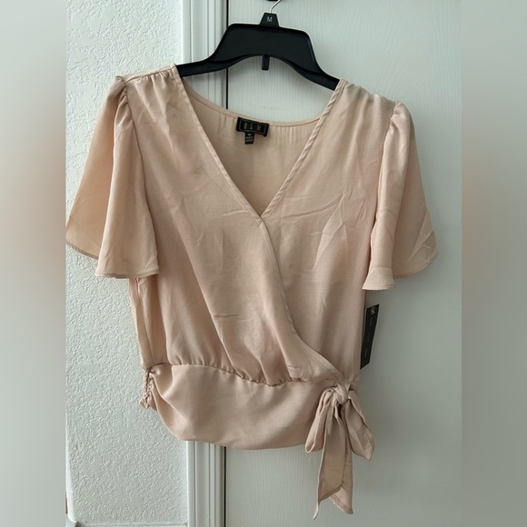 NWT OLM Pale Pink V-Neck Tie Front Top. Size Medium. - Picture 1 of 11